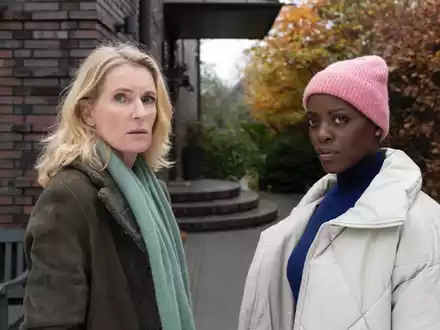 Die Kommissarinnen Charlotte Lindholm (Maria Furtwängler, l) und Anaïs Schmitz (Florence Kasumba). - Foto: NDR/ARD/dpa