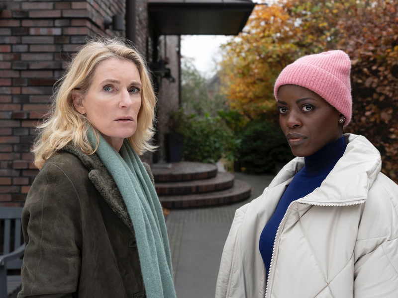 Die Kommissarinnen Charlotte Lindholm (Maria Furtwängler, l) und Anaïs Schmitz (Florence Kasumba). - Foto: NDR/ARD/dpa