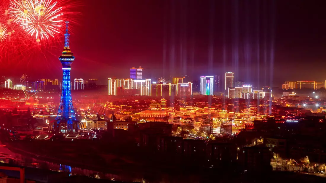 Ein Feuerwerk explodiert am Nachthimmel von Kashgar im nordwestchinesischen Autonomen Gebiet Xinjiang Uygur. - Bild: Cai Zengle/XinHua/dpa