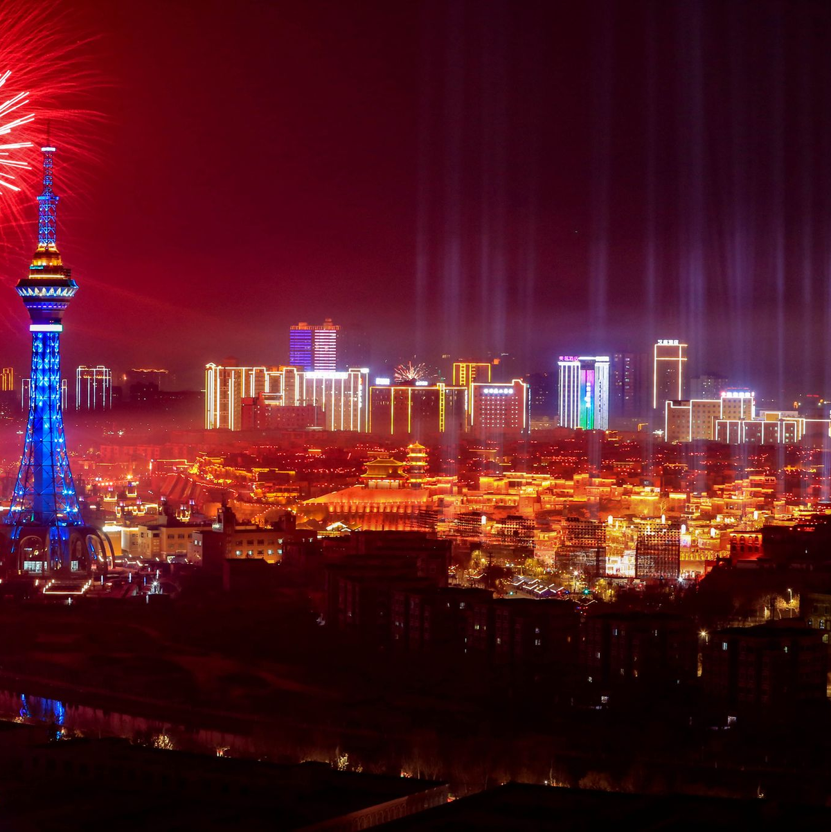 Ein Feuerwerk explodiert am Nachthimmel von Kashgar im nordwestchinesischen Autonomen Gebiet Xinjiang Uygur. - Foto: Cai Zengle/XinHua/dpa