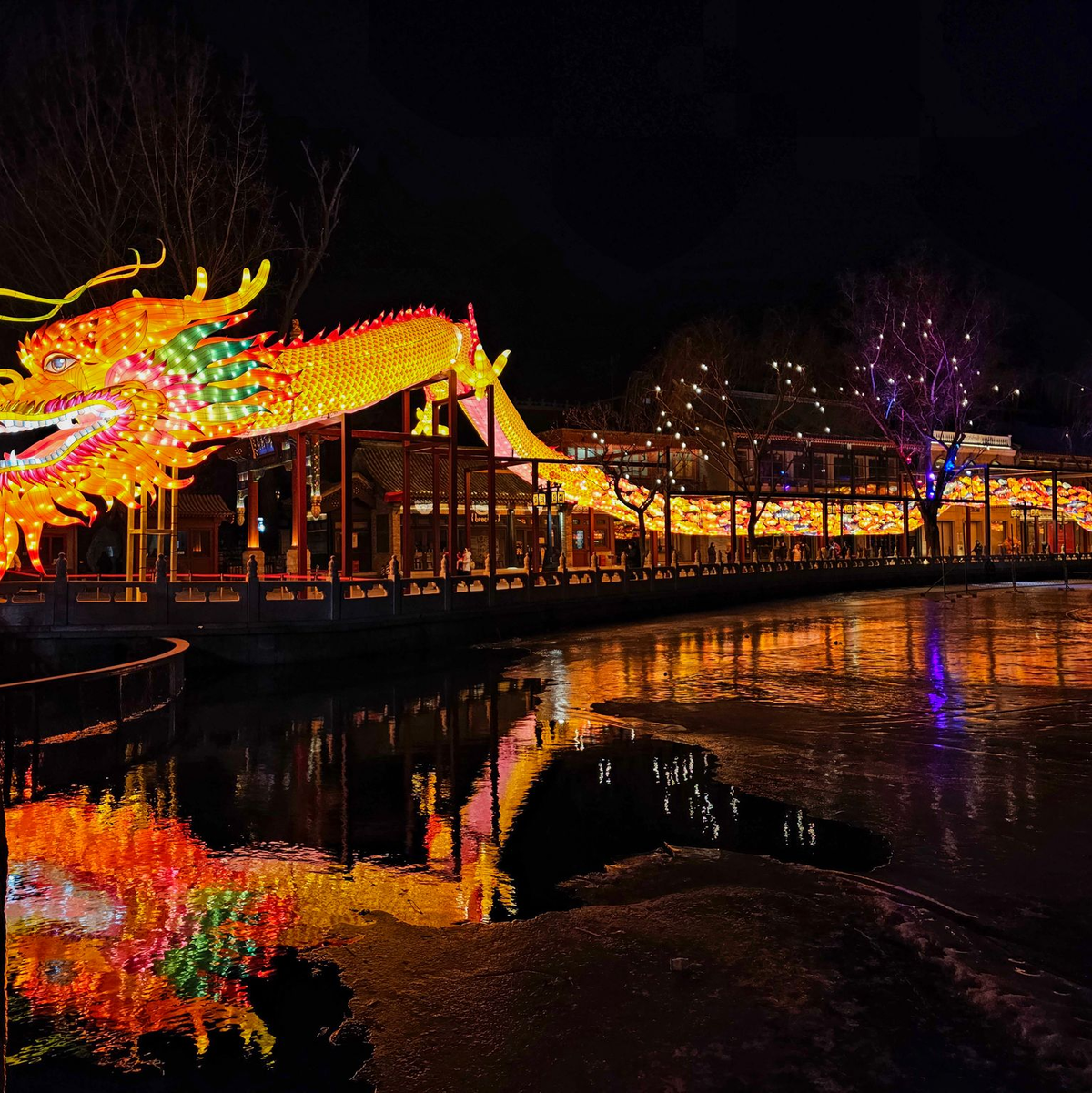 Eine drachenförmige Lichtinstallation am Mondneujahrsabend im Shichahai-Gebiet in der Hauptstadt Chinas. - Foto: Li Muzi/XinHua/dpa