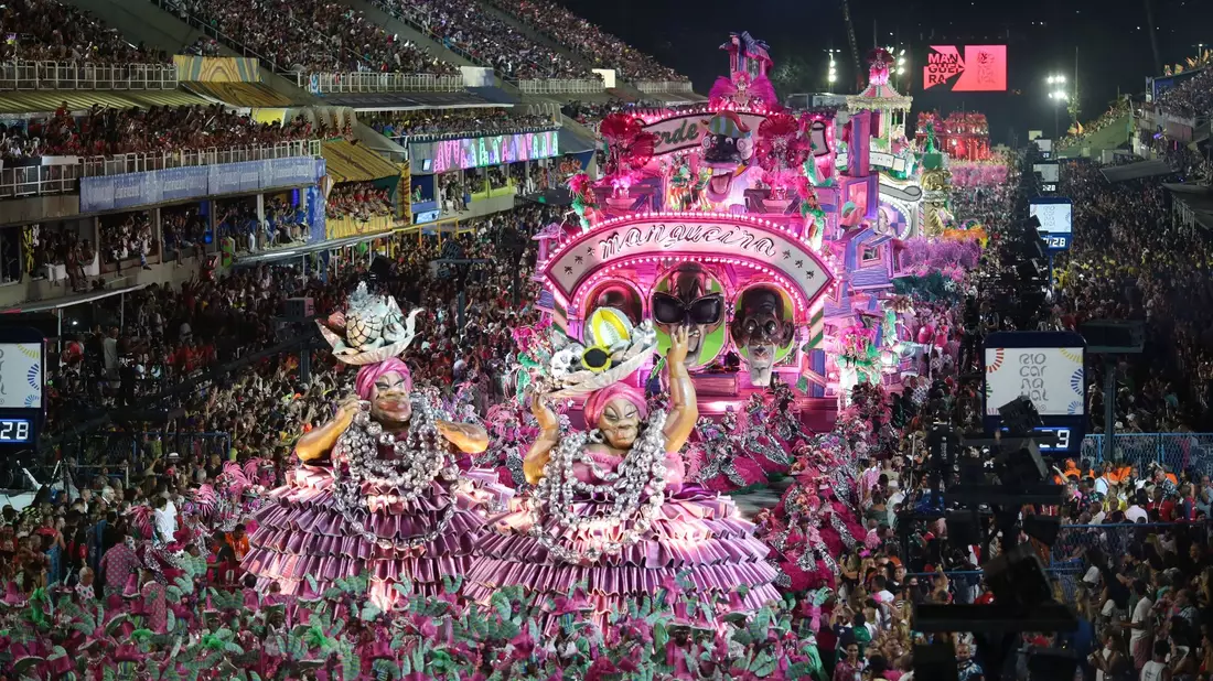 Parade der Sambaschule Mangueira im Sambodrom in Rio. - Bild: Fernando Souza/dpa