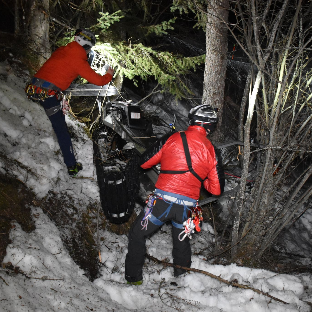 Ein Rettungsteam arbeitet an der Unglückstelle im Skigebiet Gerlosstein. - Foto: Masching/vifogra/dpa