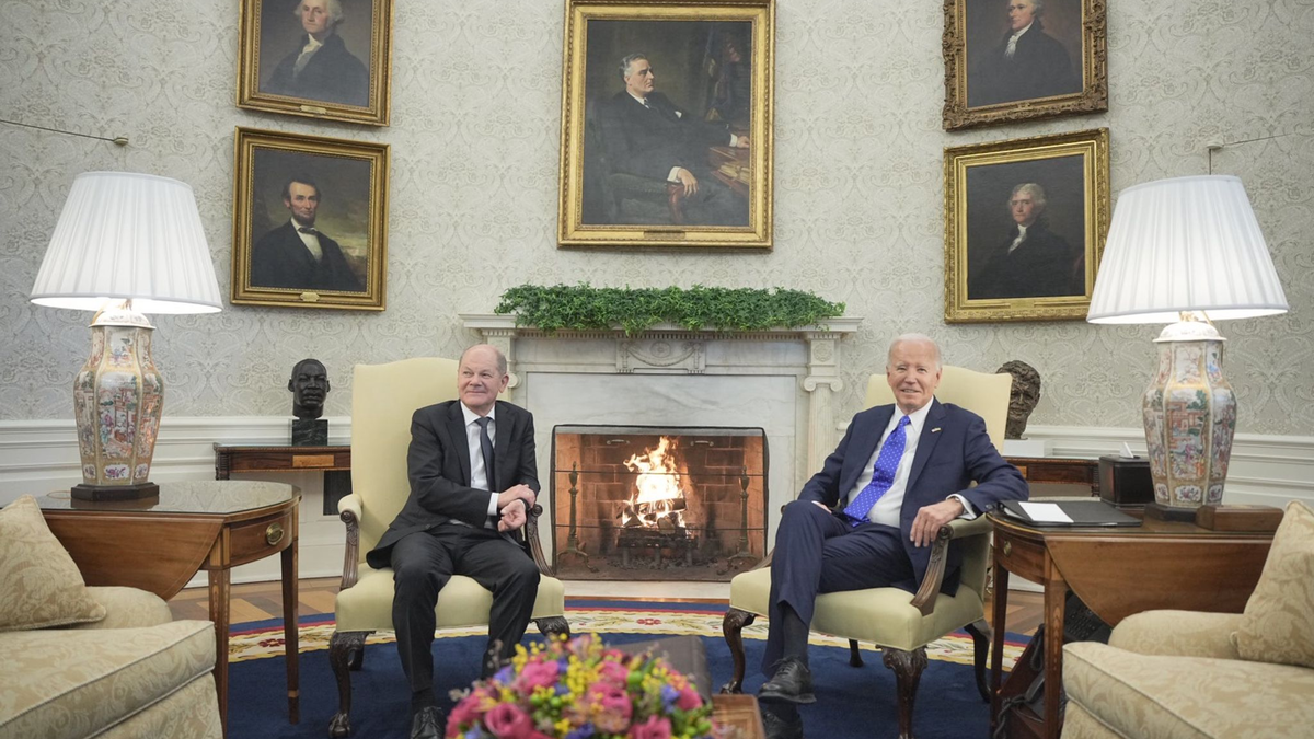 Einigkeit im Oval Office: Bundeskanzler Olaf Scholz (l) und US-Präsident Joe Biden halten weitere Militärhilfe für die Ukraine für alternativlos. - Foto: Michael Kappeler/dpa