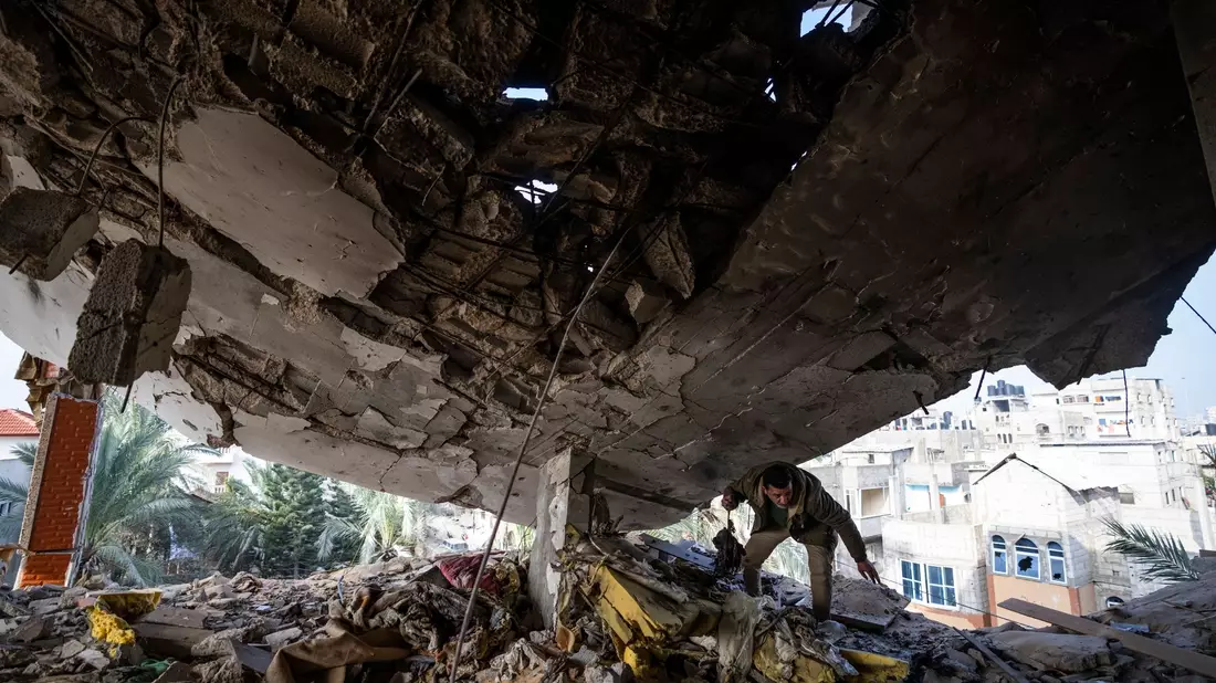 Ein Palästinenser rettet seine Habseligkeiten nach einem israelischen Angriff auf Rafah. - Bild: Fatima Shbair/AP/dpa