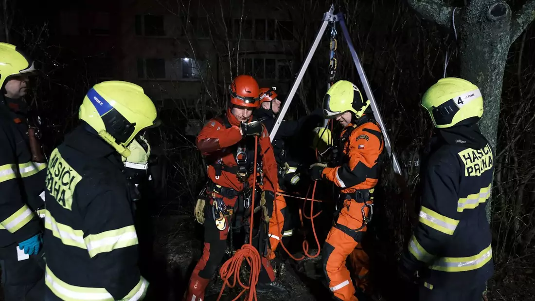 Einsatzkräfte der Feuerwehr sind am Unglücksort im Prager Stadtteil Petrovice im Einsatz. - Bild: --/HZS Praha/dpa