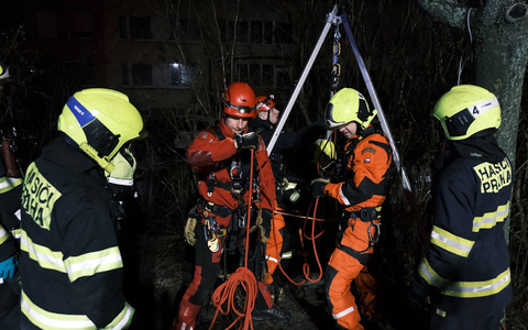 Einsatzkräfte der Feuerwehr sind am Unglücksort im Prager Stadtteil Petrovice im Einsatz. - Foto: --/HZS Praha/dpa