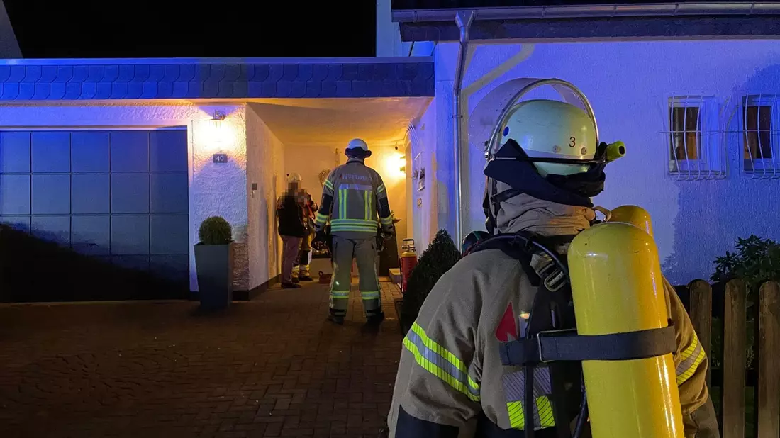 FF Bad Salzuflen: Defekte Gasleitung sorgt für Feuerwehreinsatz in der Straße Am Steinbrink / Bewohner können sich noch vor Eintreffen der Einsatzkräfte unverletzt in Sicherheit bringen - Bild: presseportal.de