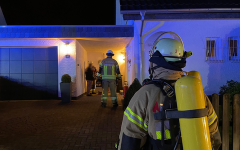 FF Bad Salzuflen: Defekte Gasleitung sorgt für Feuerwehreinsatz in der Straße Am Steinbrink / Bewohner können sich noch vor Eintreffen der Einsatzkräfte unverletzt in Sicherheit bringen - Foto: presseportal.de
