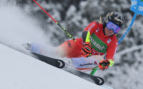 Die Schweizerin Lara Gut-Behrami jubelt im Zielraum. - Foto: Marco Trovati/AP/dpa