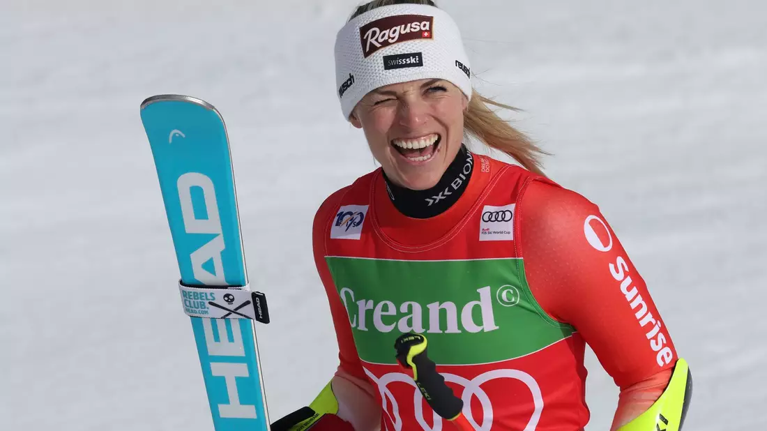 Nach dem famosen zweiten Lauf hatte Gut-Behrami gut zu lachen. - Bild: Marco Trovati/AP/dpa