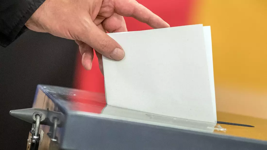 Zur Stimmabgabe aufgerufen sind 549.549 Berlinerinnen und Berliner statt zuletzt 2,47 Millionen. - Bild: Michael Kappeler/dpa