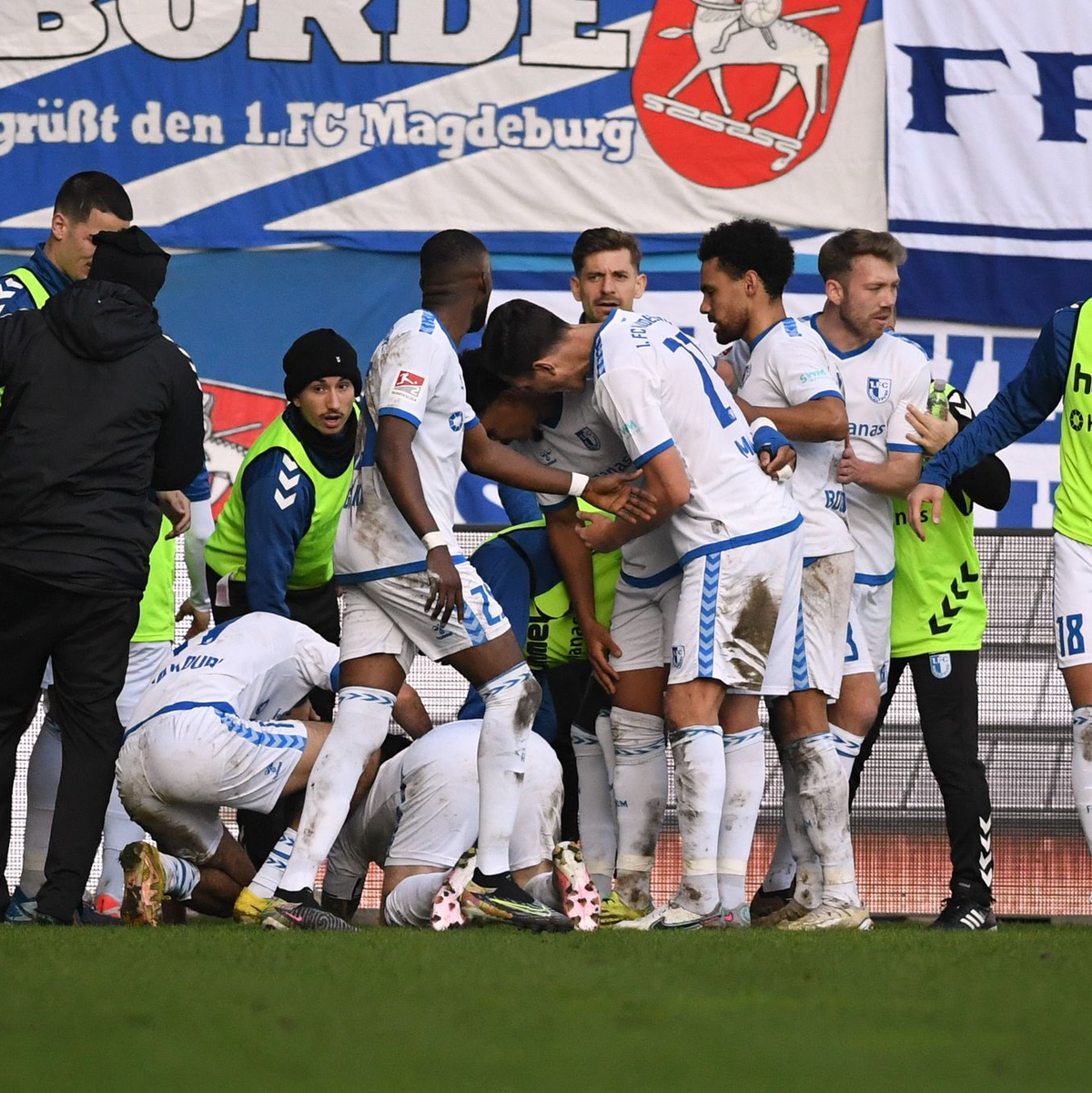 Magdeburg jubelt - der FC St. Pauli hingegen verliert erstmals in dieser Saison ein Ligaspiel. - Foto: Christophe Gateau/dpa