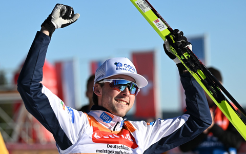 Der Norweger Jarl Magnus Riiber freut sich in Otepää über den Sieg. - Foto: Bernd Weißbrod/dpa