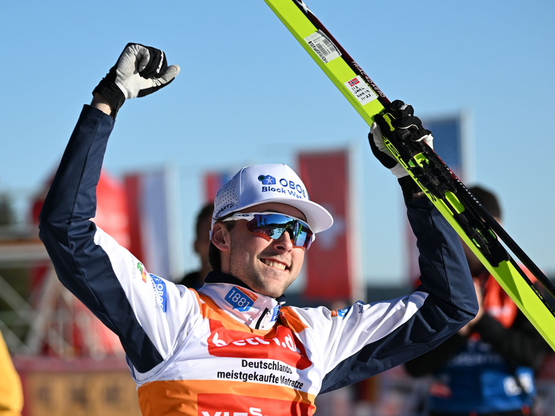 Der Norweger Jarl Magnus Riiber freut sich in Otepää über den Sieg. - Foto: Bernd Weißbrod/dpa