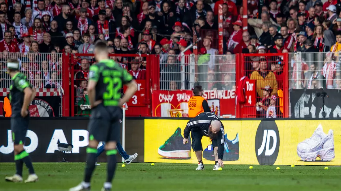 Das Spiel 1. FC Union Berlin gegen den VfL Wolfsburg wurde länger unterbrochen, nachdem Fans Tennisbälle auf den Rasen geworfen hatten. - Bild: Andreas Gora/dpa