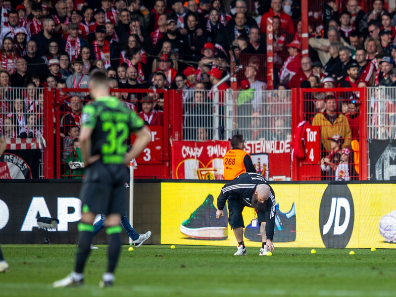 Das Spiel 1. FC Union Berlin gegen den VfL Wolfsburg wurde länger unterbrochen, nachdem Fans Tennisbälle auf den Rasen geworfen hatten. - Foto: Andreas Gora/dpa