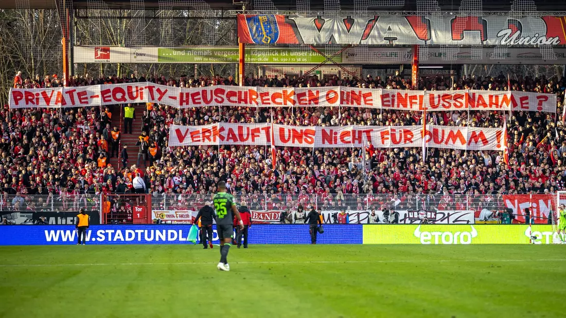 Auch mit Bannern zeigten die Union-Fans ihre Meinung zum möglichen Einstieg eines Investors. - Bild: Andreas Gora/dpa