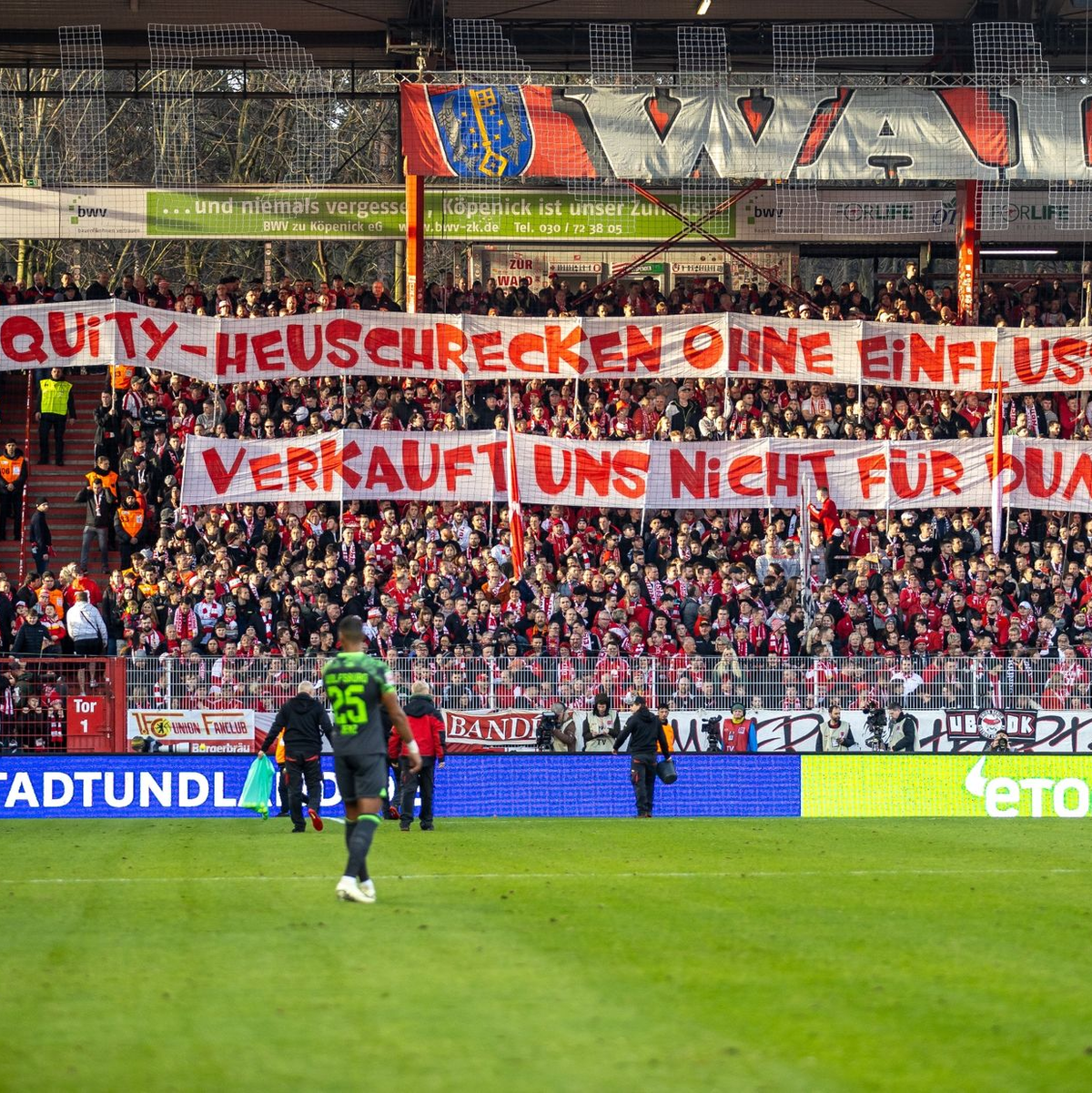 Auch mit Bannern zeigten die Union-Fans ihre Meinung zum möglichen Einstieg eines Investors. - Foto: Andreas Gora/dpa