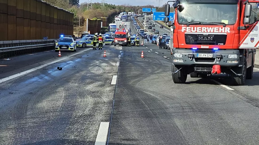 FW Bad Honnef: Verkehrsunfall auf der A3: PKW kollidierte mit Bus - Bild: presseportal.de