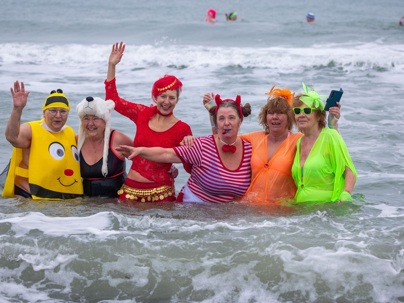 Kostümierte Eisbader vergnügen sich beim Faschingsbaden am Strand von Warnemünde in der 3,8 Grad kalten Ostsee. - Foto: Jens Büttner/dpa