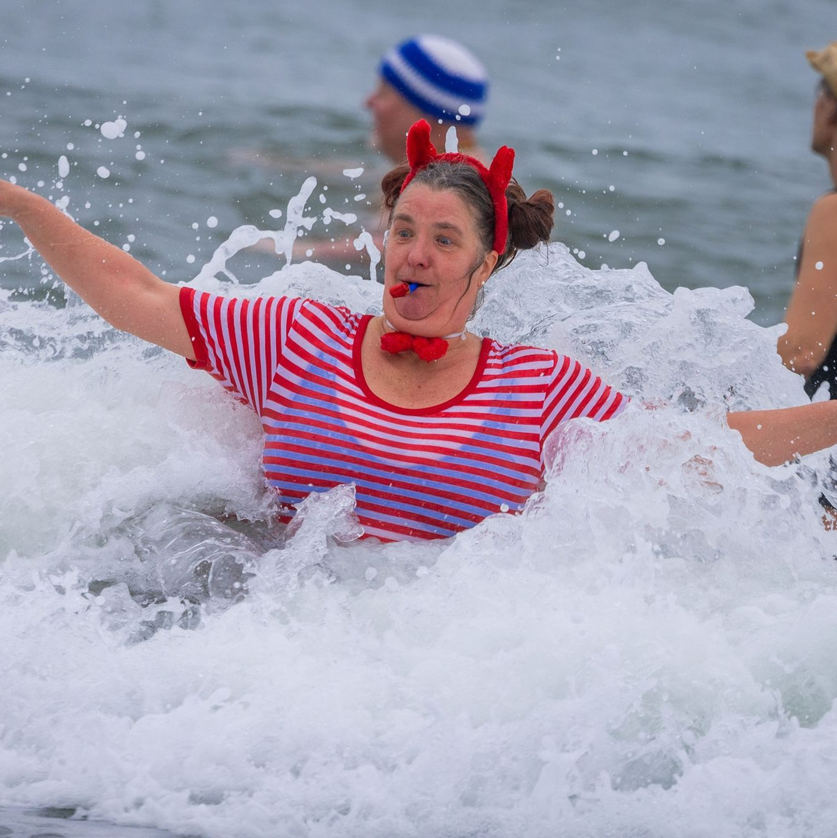 Faschingsbaden der «Rostocker Seehunde» in Warnemünde in der 3,8 Grad kalten Ostsee. - Foto: Jens Büttner/dpa