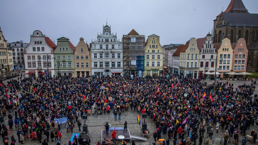 Die Demonstration in Rostock läuft unter dem Motto «Nie wieder ist jetzt - alle zusammen gegen den Faschismus». - Bild: Jens Büttner/dpa