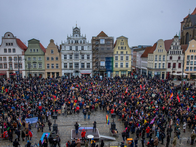 Die Demonstration in Rostock läuft unter dem Motto «Nie wieder ist jetzt - alle zusammen gegen den Faschismus». - Foto: Jens Büttner/dpa