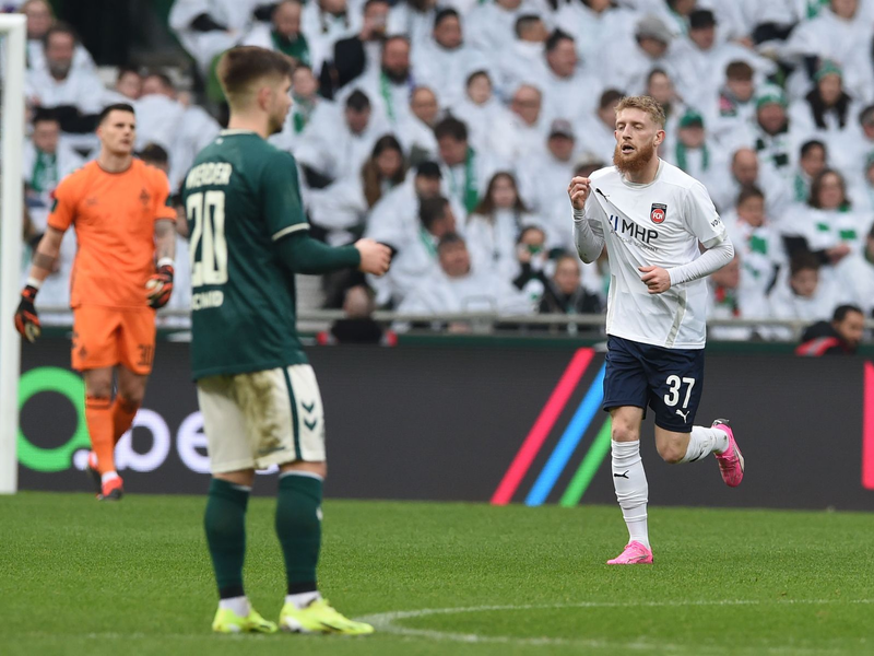 Der Heidenheimer Jan-Niklas Beste (r) jubelt nach seinem Treffer zum zwischenzeitlichen 2:0 in Bremen. - Foto: Carmen Jaspersen/dpa
