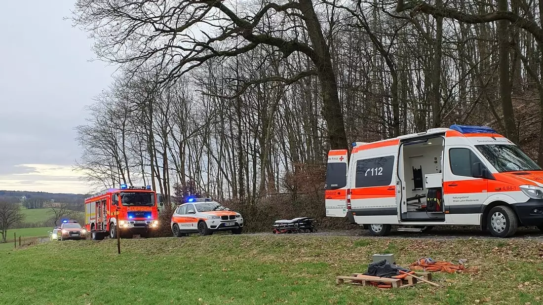 FW VG Asbach: Verkehrsunfall und zwei Unfälle bei Waldarbeiten forderten Verletzte / Einsatzreicher Samstag für die Feuerwehren - Bild: presseportal.de