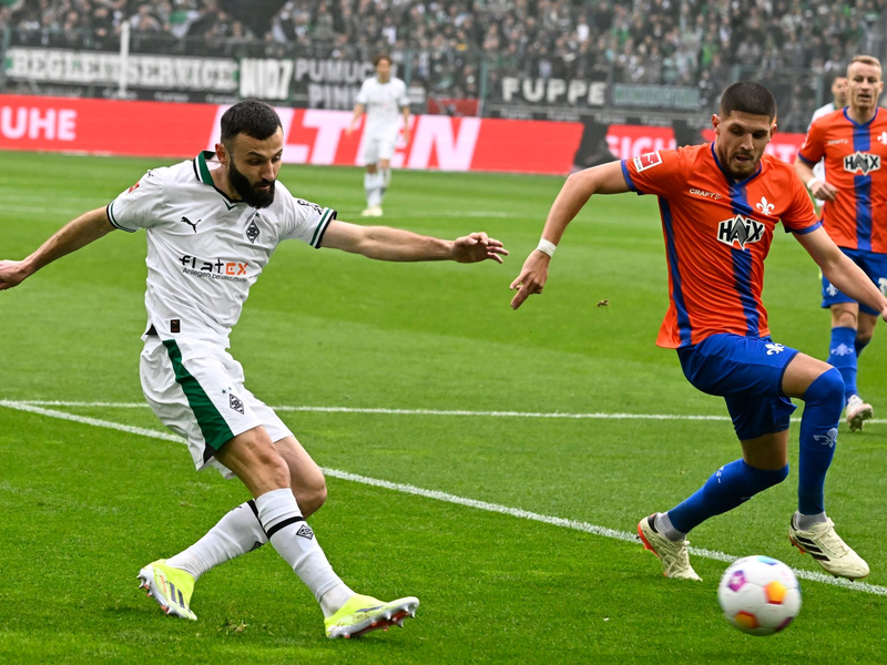 Der Gladbacher Frank Honorat (l) kommt gegen Emir Karic zum Flanken. - Foto: Roberto Pfeil/dpa