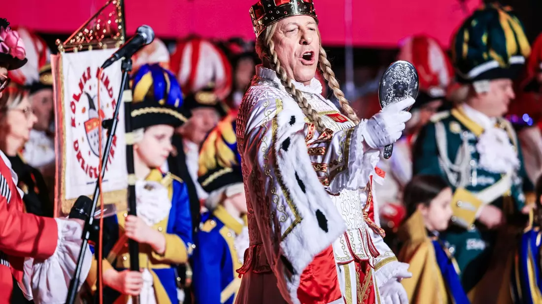 Jungfrau Frieda vom Kölner Dreigestirn kann am Rosenmontag nicht mitfeiern. - Bild: Oliver Berg/dpa