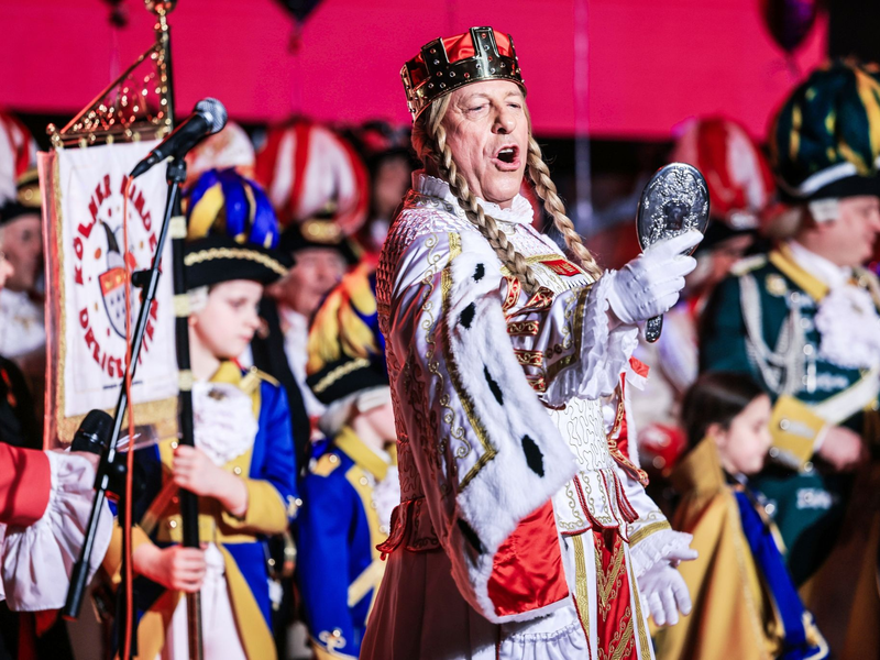 Jungfrau Frieda vom Kölner Dreigestirn kann am Rosenmontag nicht mitfeiern. - Foto: Oliver Berg/dpa