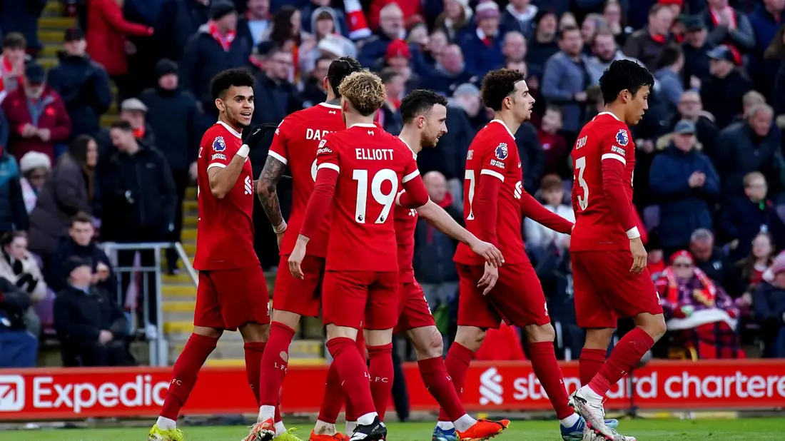 Luis Diaz (l) vom FC Liverpool feiert zusammen mit seinen Mannschaftskameraden sein Tor zum 2:1. - Bild: Peter Byrne/PA Wire/dpa