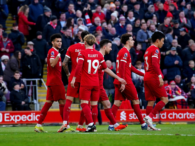 Luis Diaz (l) vom FC Liverpool feiert zusammen mit seinen Mannschaftskameraden sein Tor zum 2:1. - Foto: Peter Byrne/PA Wire/dpa