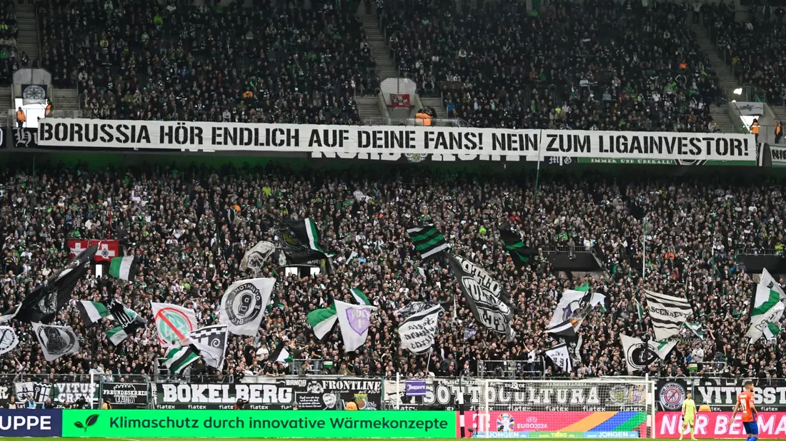 Auch in Gladbach protestierten die Borussias Fans. - Bild: Roberto Pfeil/dpa