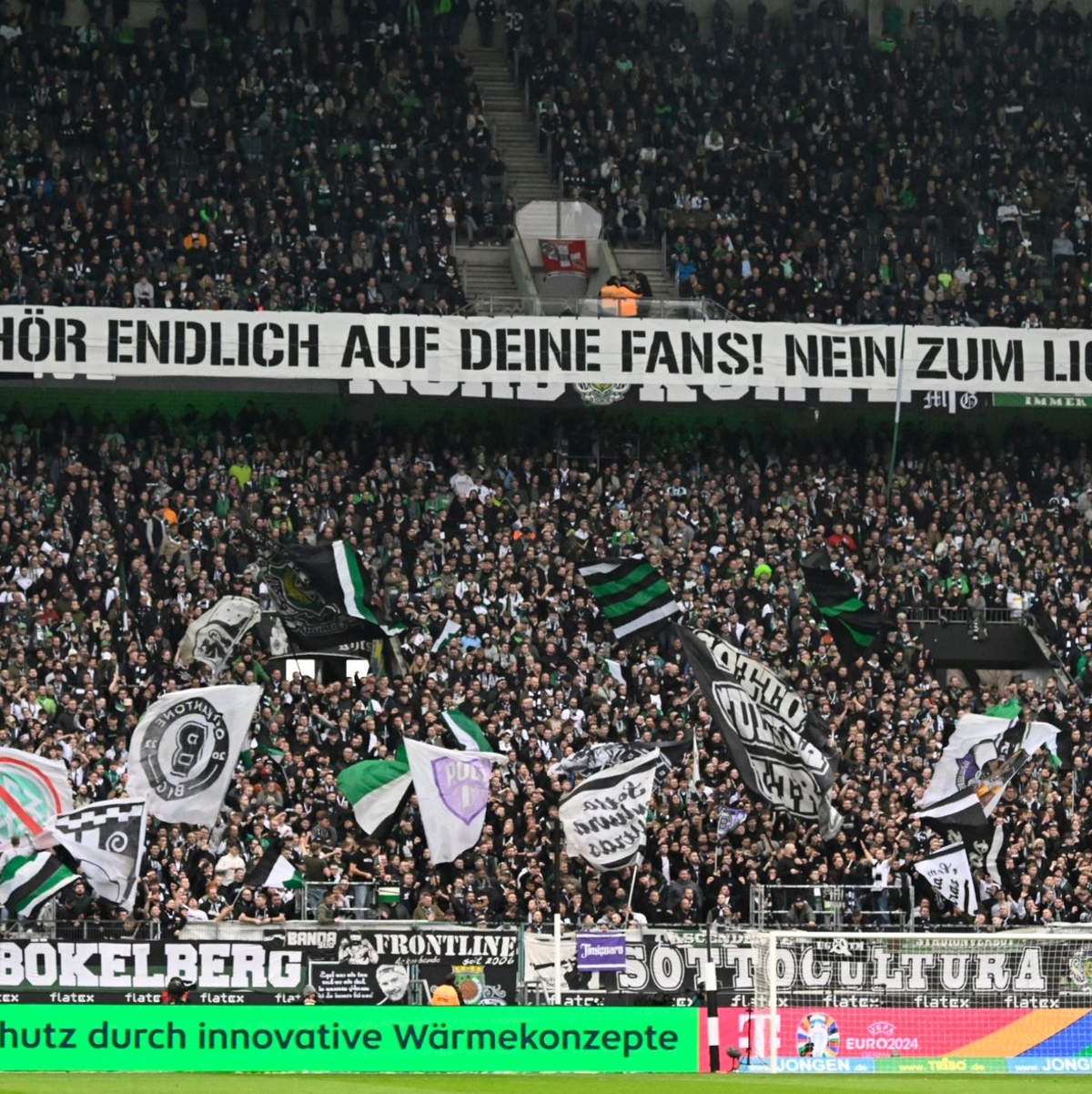 Auch in Gladbach protestierten die Borussias Fans. - Foto: Roberto Pfeil/dpa