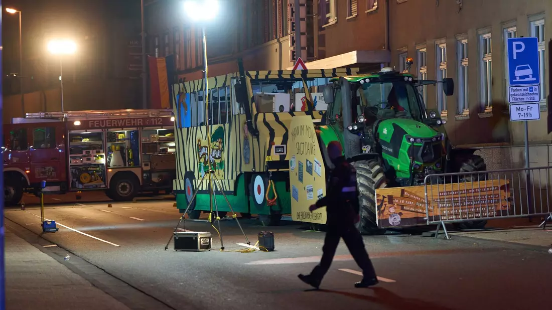 Polizeibeamte sichern Spuren an dem Karnevalswagen. - Bild: Thomas Frey/dpa