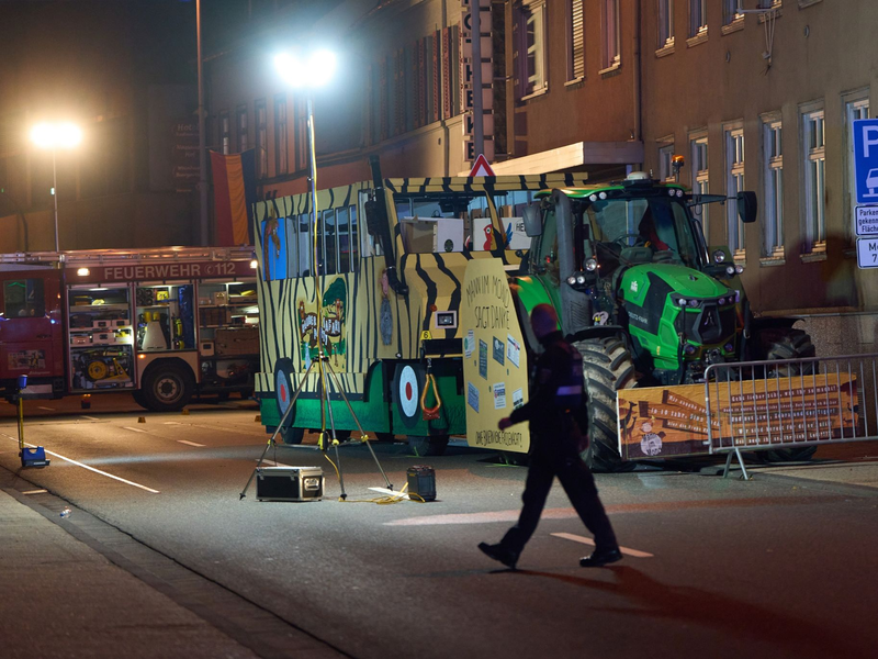Polizeibeamte sichern Spuren an dem Karnevalswagen. - Foto: Thomas Frey/dpa