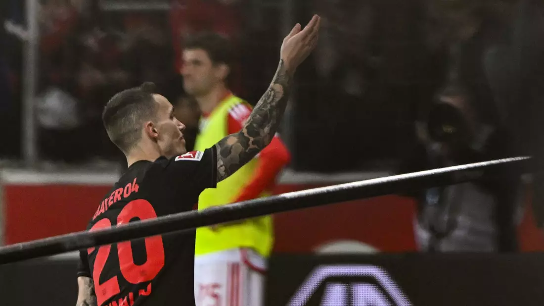 Alejandro Grimaldo erhöhte für Leverkusen auf 2:0. - Bild: Federico Gambarini/dpa