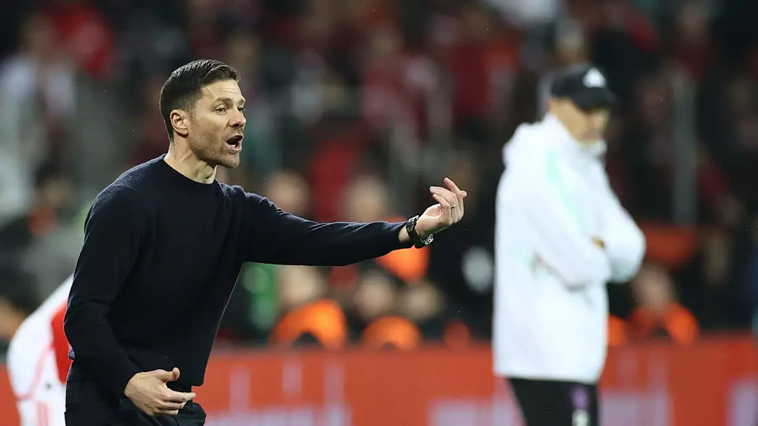 Leverkusen-Coach Xabi Alonso (l) gewann damit auch das Trainer-Duell mit Tuchel. - Bild: Rolf Vennenbernd/dpa