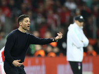 Fußball: Leverkusens Trainer Xabi Alonso wird bei der Pressekonferenz nach dem Spiel von seinen Spielern mit Bier übergossen. Leverkusen gewinnt die Deutsche Meisterschaft. - Foto: Rolf Vennenbernd/dpa
