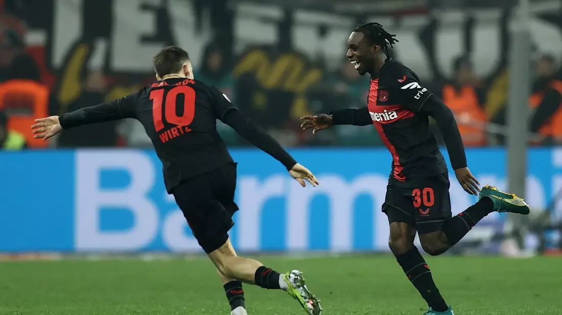 Jeremie Frimpong (r) erzielte in der Nachspielzeit das 3:0. - Bild: Rolf Vennenbernd/dpa
