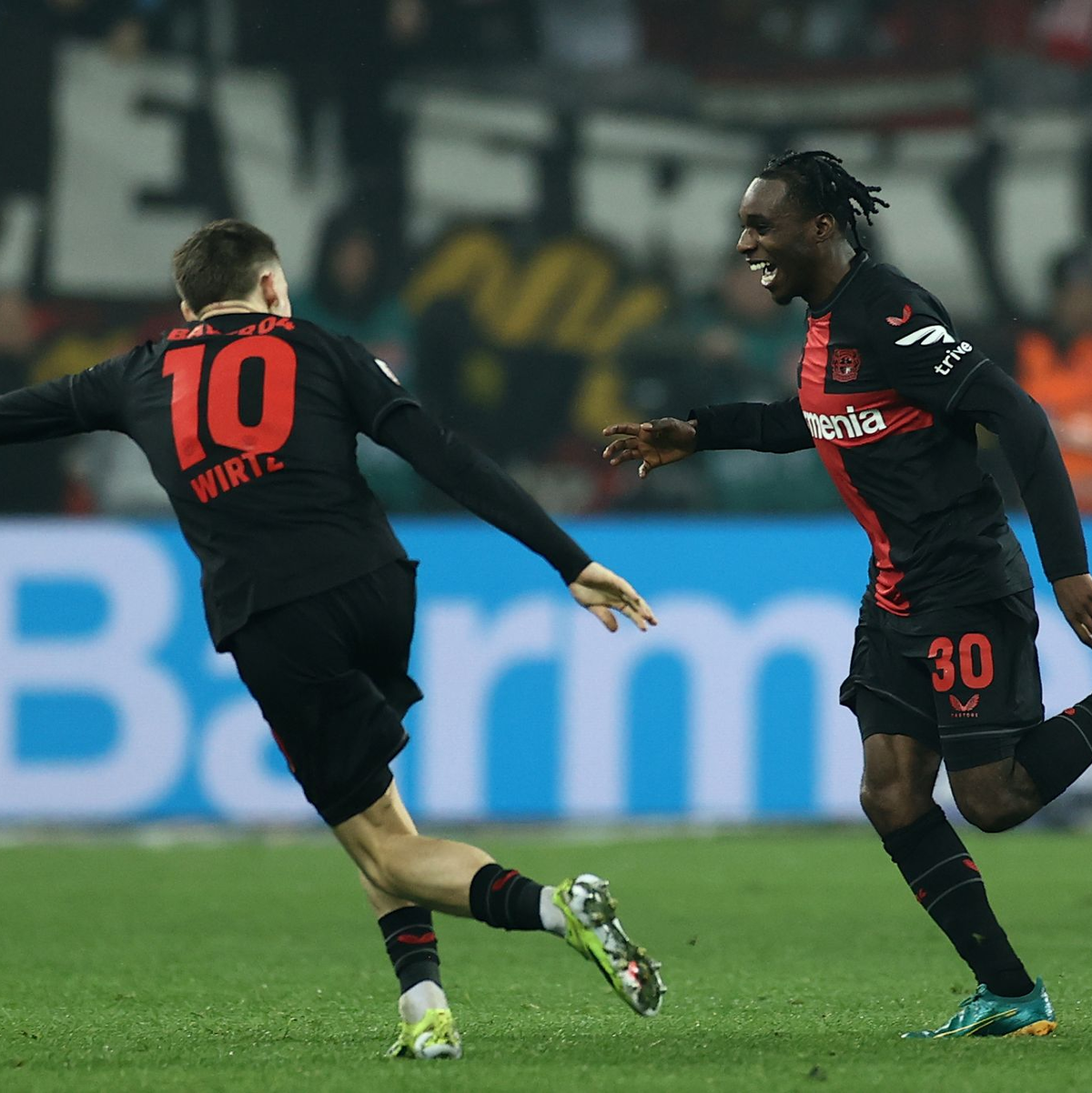 Jeremie Frimpong (r) erzielte in der Nachspielzeit das 3:0. - Foto: Rolf Vennenbernd/dpa