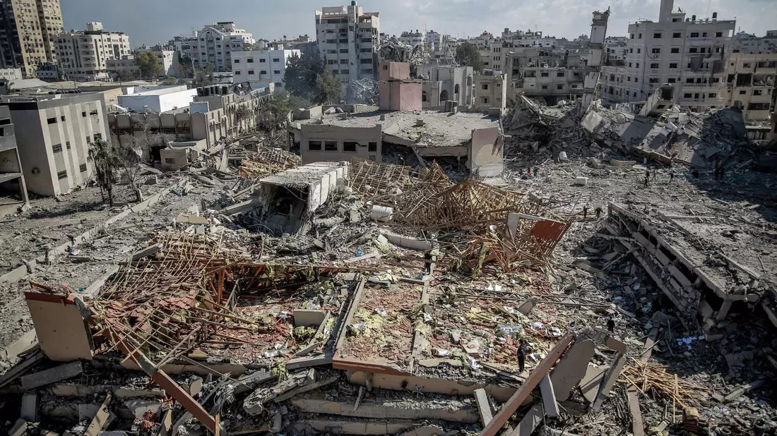 In dem von der UNRWA Mitte Oktober verlassenen Hauptquartier der UN-Organisation hat das israelische Militär eigenen Angaben nach große Mengen von Waffen und Sprengstoff gefunden. - Bild: Omar Ishaq/dpa