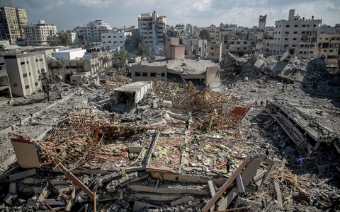 In dem von der UNRWA Mitte Oktober verlassenen Hauptquartier der UN-Organisation hat das israelische Militär eigenen Angaben nach große Mengen von Waffen und Sprengstoff gefunden. - Foto: Omar Ishaq/dpa In dem von der UNRWA Mitte Oktober verlassenen Hauptquartier der UN-Organisation hat das israelische Militär eigenen Angaben nach große Mengen von Waffen und Sprengstoff gefunden. - Foto: Omar Ishaq/dpa