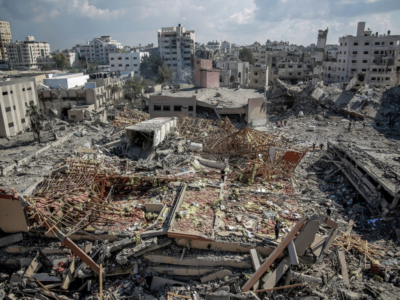 In dem von der UNRWA Mitte Oktober verlassenen Hauptquartier der UN-Organisation hat das israelische Militär eigenen Angaben nach große Mengen von Waffen und Sprengstoff gefunden. - Foto: Omar Ishaq/dpa