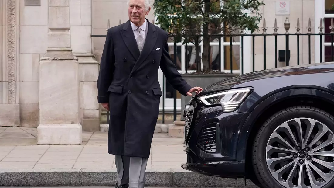 König Charles ist seit mehr als einem Jahr britischer Monarch, nachdem seine Mutter Königin Elizabeth II. im September 2022 gestorben war. - Bild: Alberto Pezzali/AP/dpa