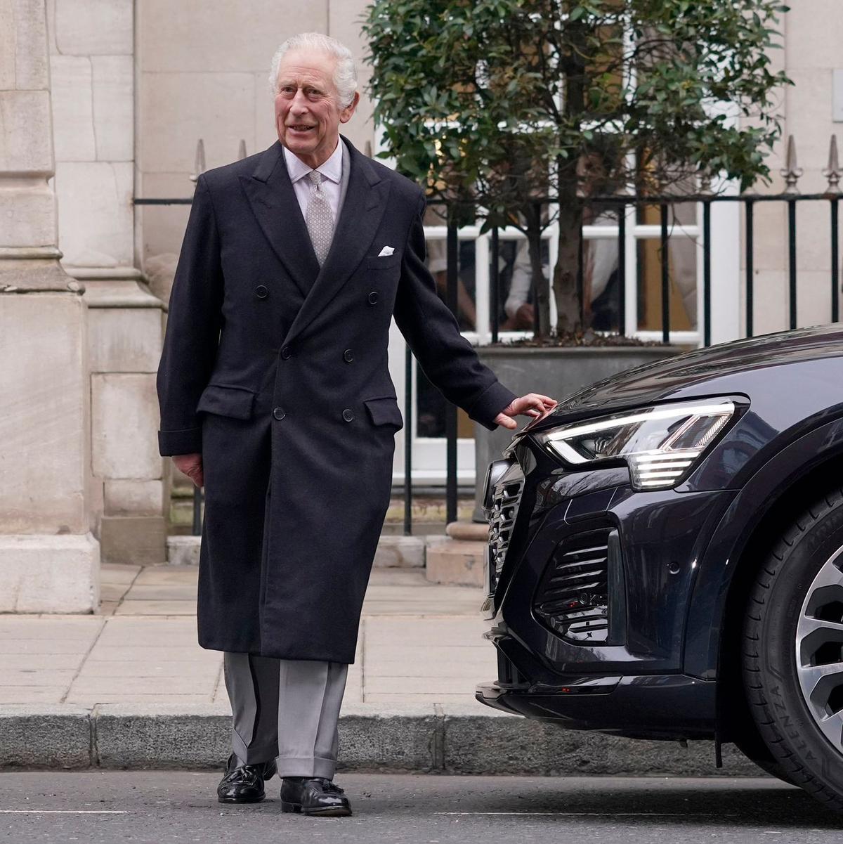 König Charles ist seit mehr als einem Jahr britischer Monarch, nachdem seine Mutter Königin Elizabeth II. im September 2022 gestorben war. - Foto: Alberto Pezzali/AP/dpa
