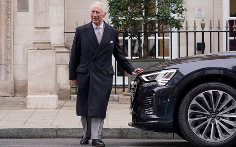 König Charles ist seit mehr als einem Jahr britischer Monarch, nachdem seine Mutter Königin Elizabeth II. im September 2022 gestorben war. - Foto: Alberto Pezzali/AP/dpa